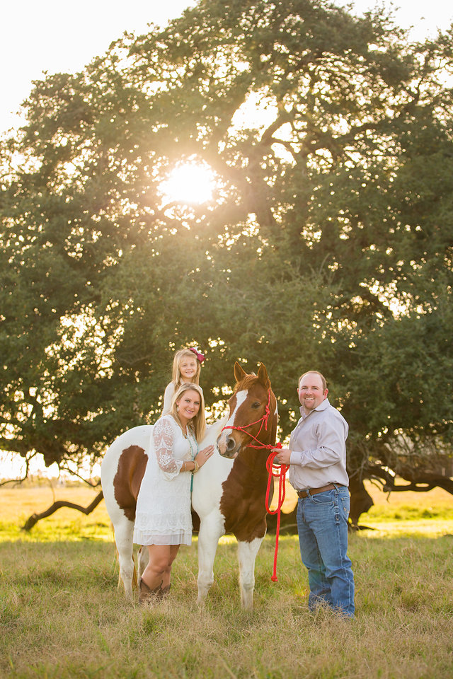 Family with horse at engagement session