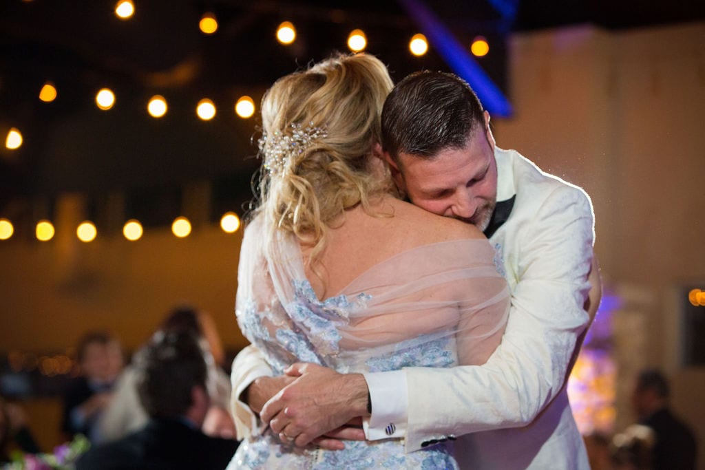 Lisa and Michael Wedding at the Veranda first dance hug