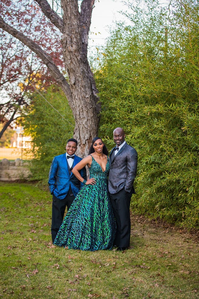Emerald's engagement at the Lambermont. Family by the tree.