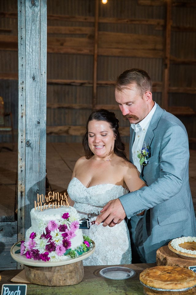Keely's wedding in Mason TX, cake cutting