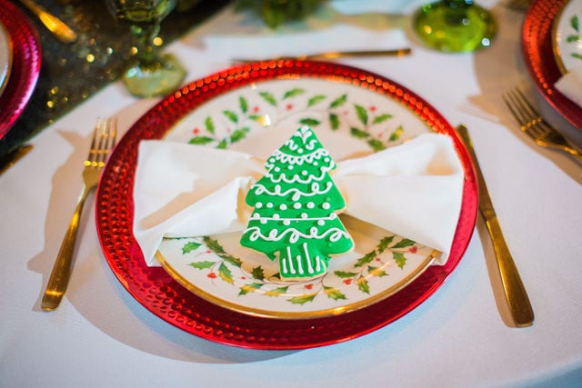 Styled shoot Chandelier of Gruene Christmas tree cookie