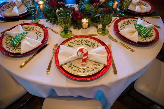 Styled shoot Chandelier of Gruene Christmas cookie candy cane