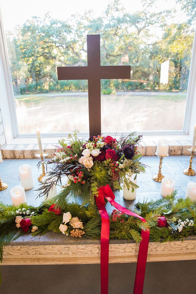 Styled shoot Chandelier of Gruene Christmas bouquet in the chapel