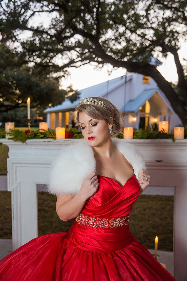 Styled shoot Chandelier of Gruene Christmas bride in red close up