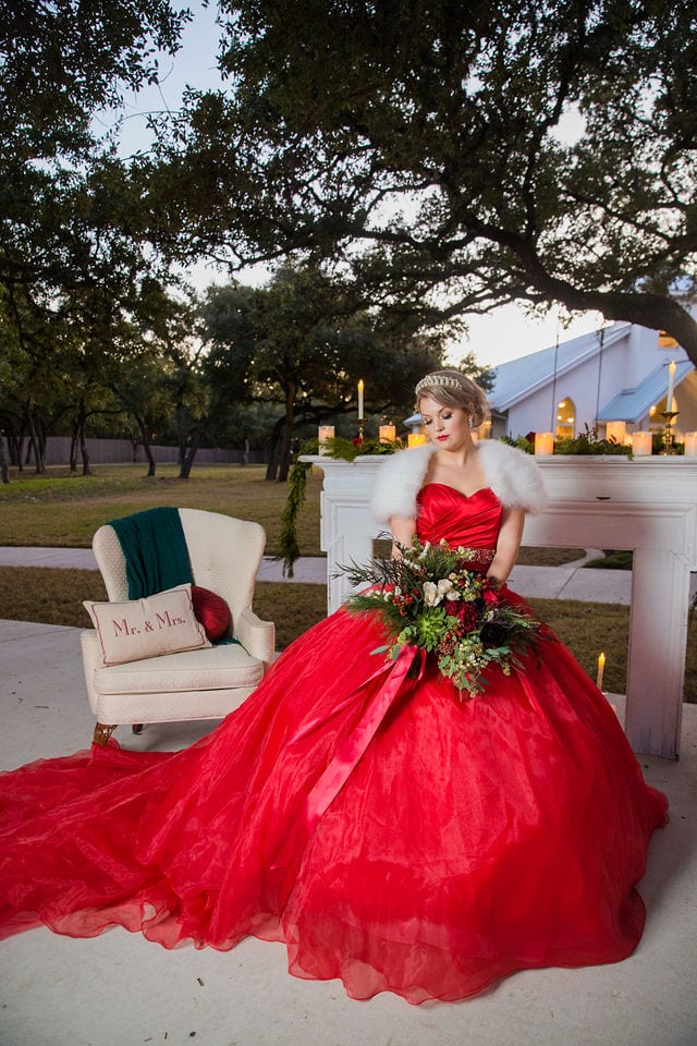 Styled shoot Chandelier of Gruene Christmas bride in red