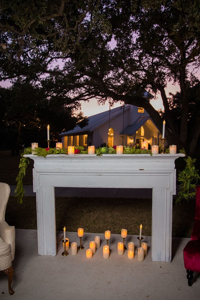 Styled shoot Chandelier of Gruene Christmas and the fireplace