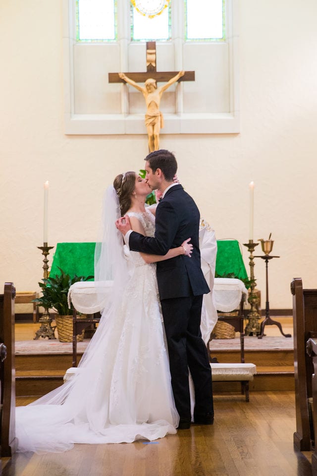 San Antonio wedding kiss, Our Lady of Grace Church