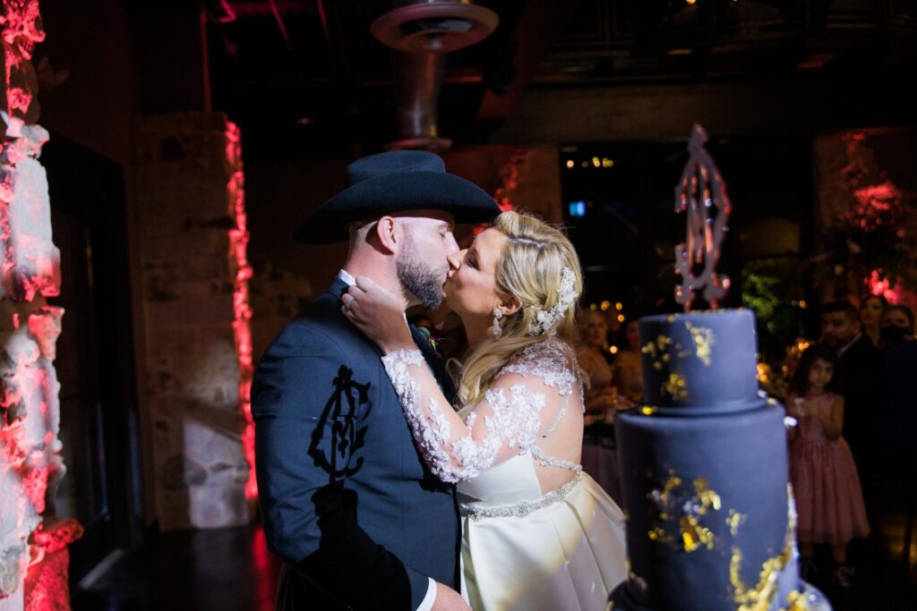 Podraza wedding at park 31 cake kiss