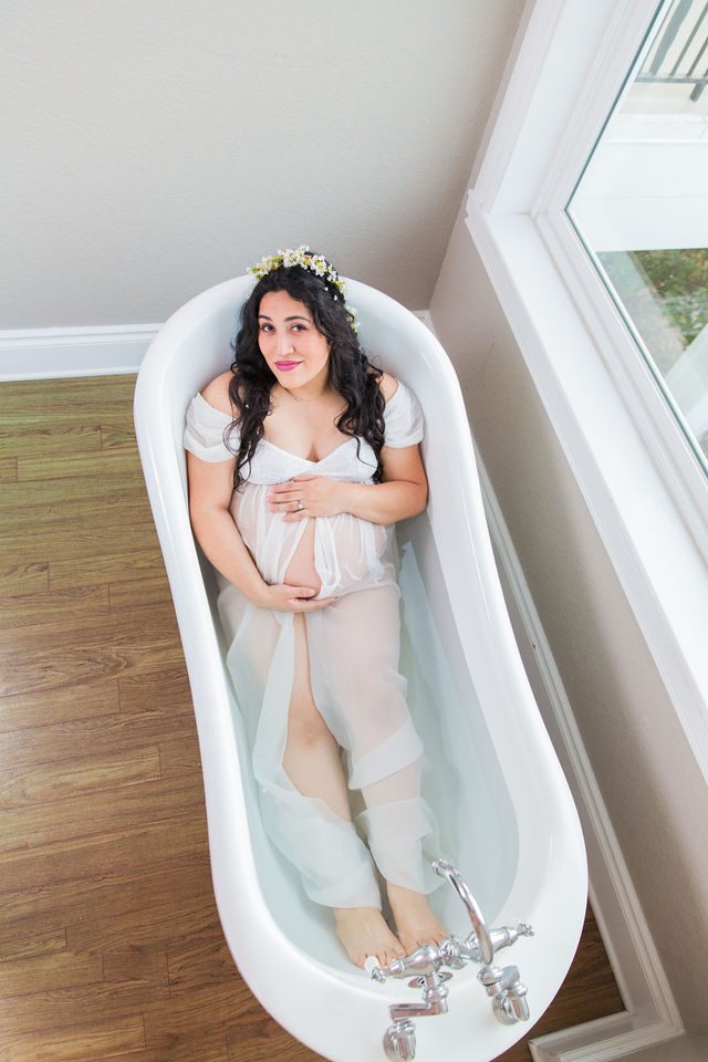 Emilia maternity session Kendall Pointe in the bath