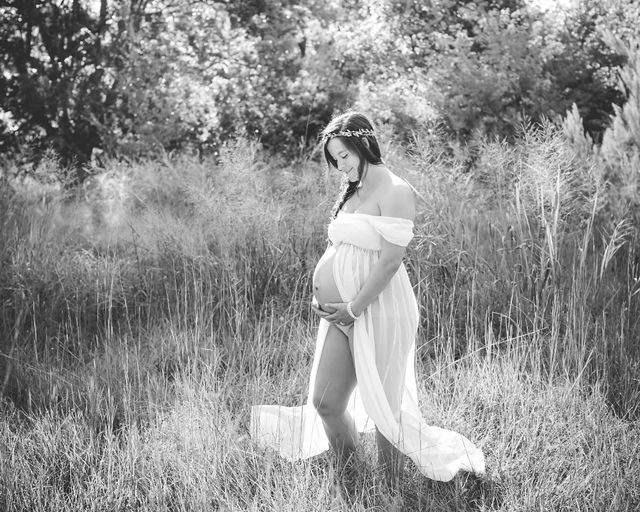 Stefan maternity Cibolo Natural Area Ashley in white in the grass black and white