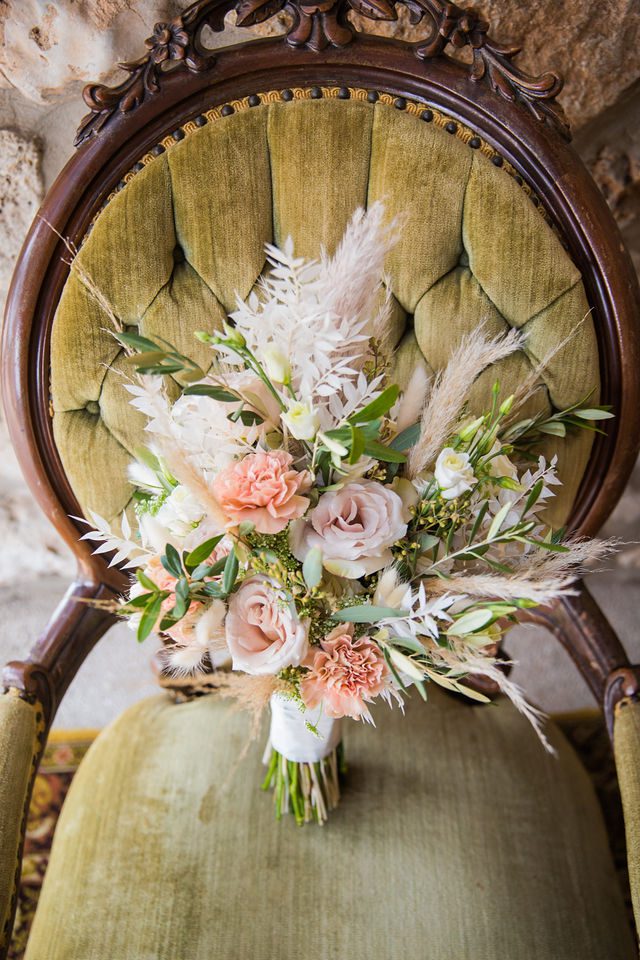 Yoli's bouquet on the sofa at their wedding at Canyon Springs seating area by CRU