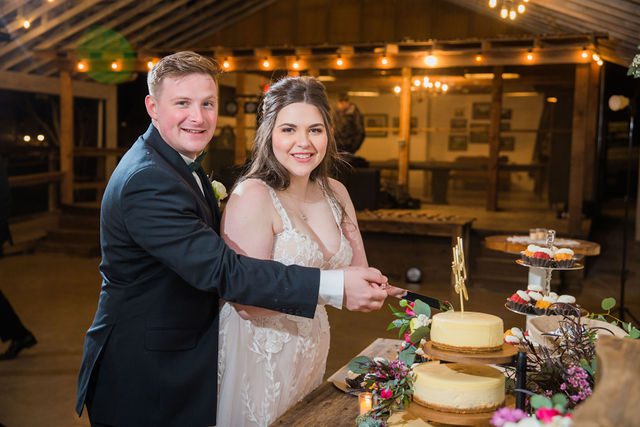 Simon wedding at Gruene Estate in New Braunfels cake cutting