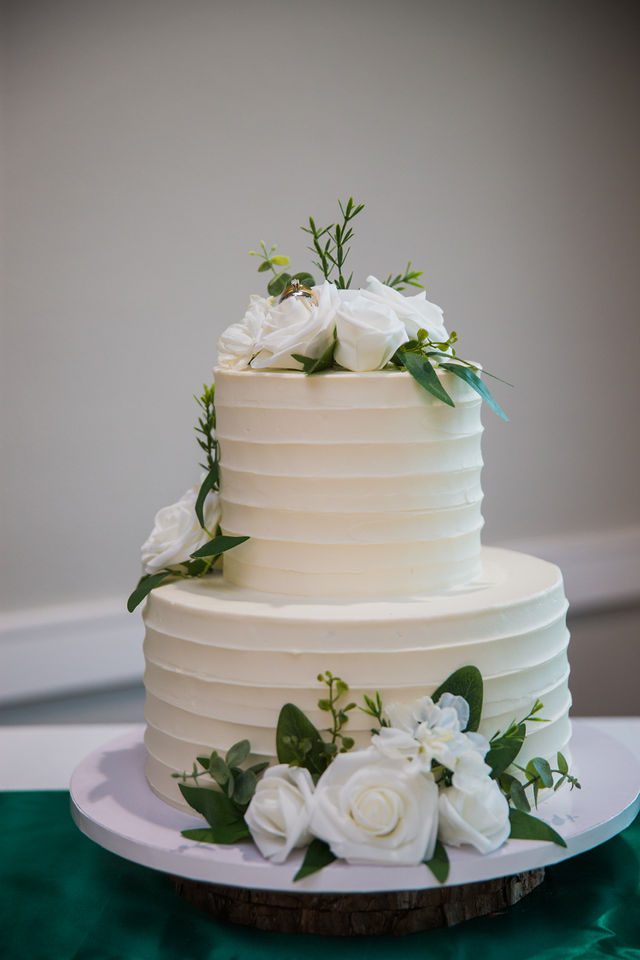 Tate wedding at Olympia Hills reception wedding cake