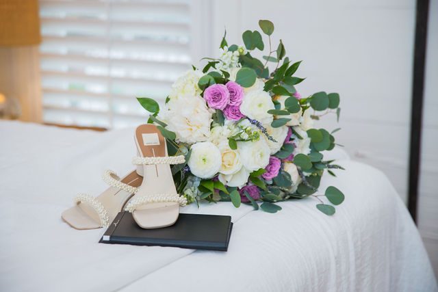 Olsen wedding Boerne at the Kendall the bouquet and shoes
