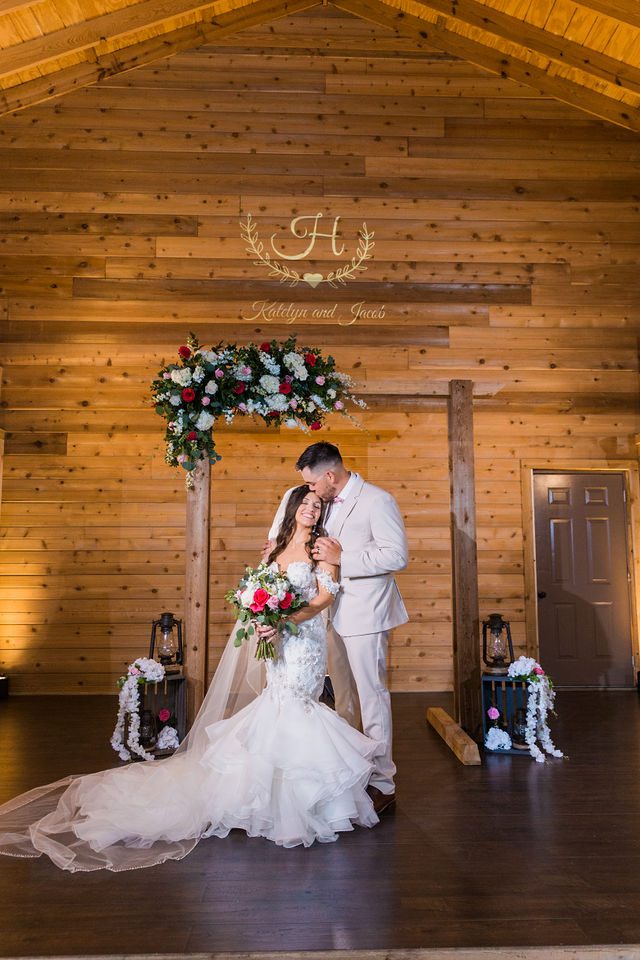 Hollubs wedding at Geronimo Oaks in San Antonio groom kissing brides forehead