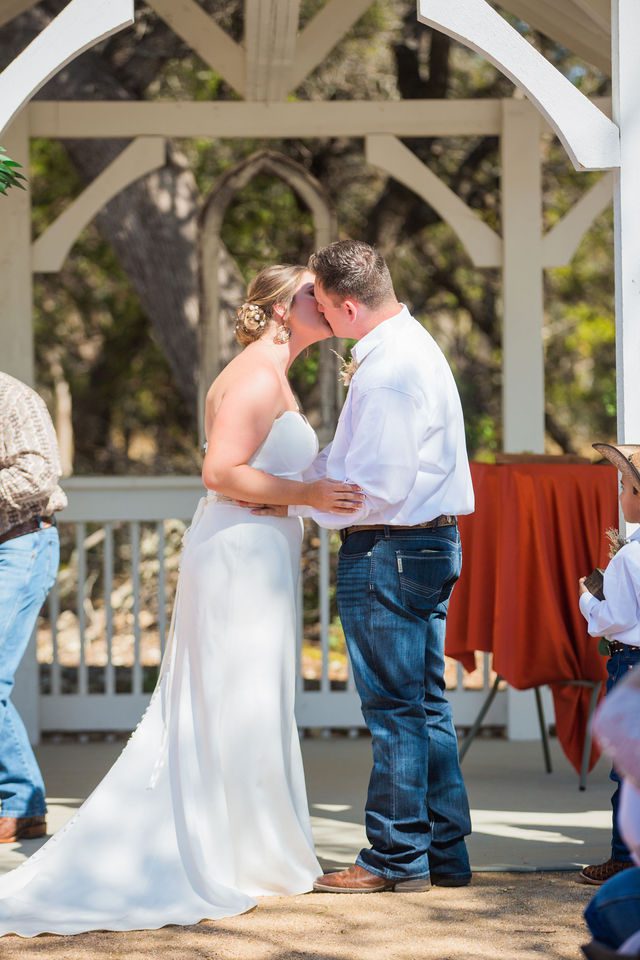 Brighten wedding at Western Sky ceremony kiss